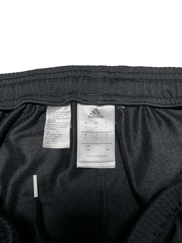 Adidas fekete streetwear nadrág címke közelről, méret és anyag információval