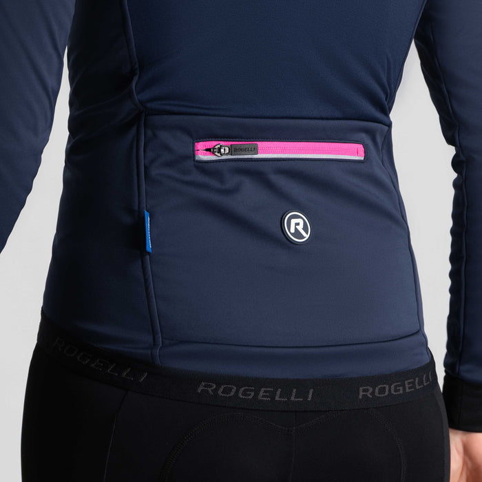 Detail van Rogelli Pesara fietsjack dames blauw achterkant.
