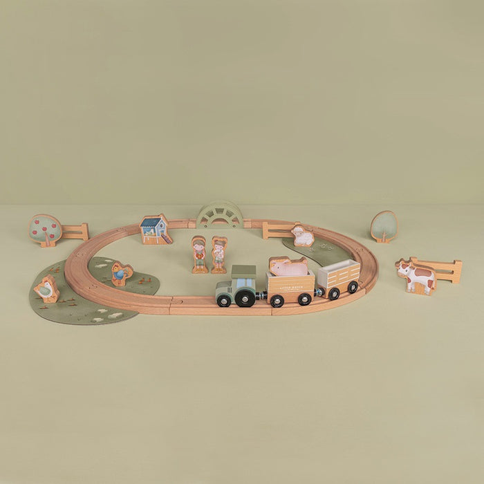 Little Dutch Zugset Little Farm aufgebaut mit Schienen und Spielfiguren
