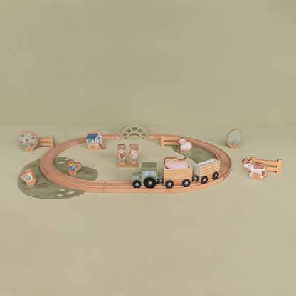 Little Dutch Zugset Little Farm aufgebaut mit Schienen und Spielfiguren